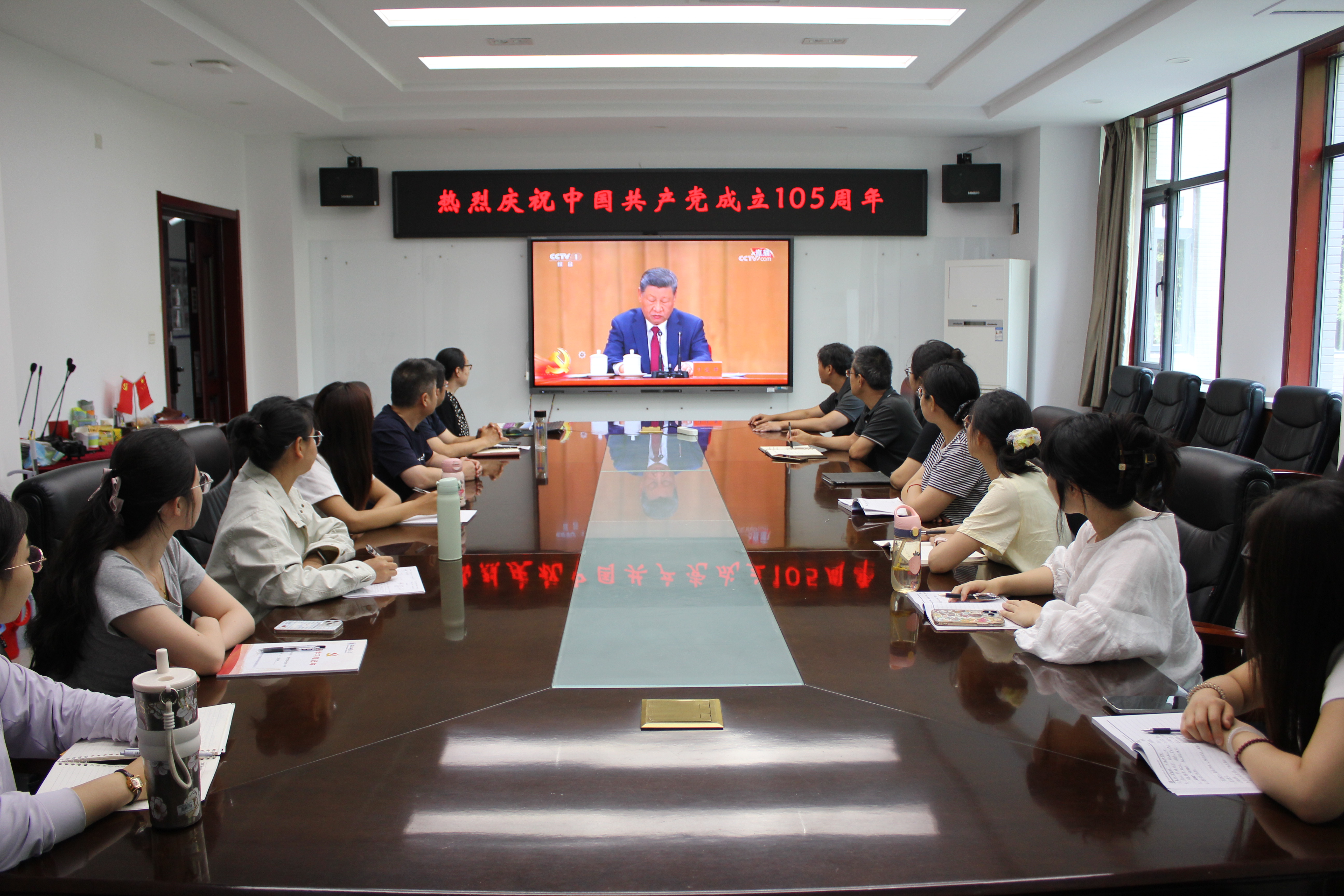 学院师生党员集中收看中国共产党成立105周年庆祝大会(图片缩略图1)
